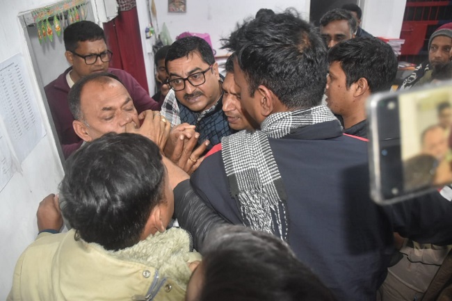 जमशेदपुर: मानगो थाना में दो गुटों में भयंकर झड़प, पुलिसकर्मियों से भी हुई हाथापाई