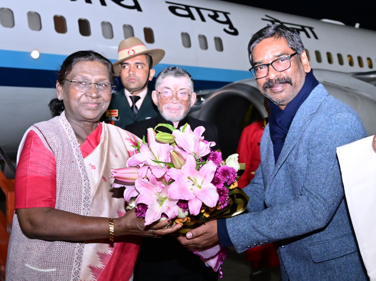 राष्ट्रपति द्रौपदी मुर्मू तीन दिवसीय झारखंड दौरे पर रांची पहुंचीं, राज्यपाल और मुख्यमंत्री हेमंत सोरेन ने किया स्वागत