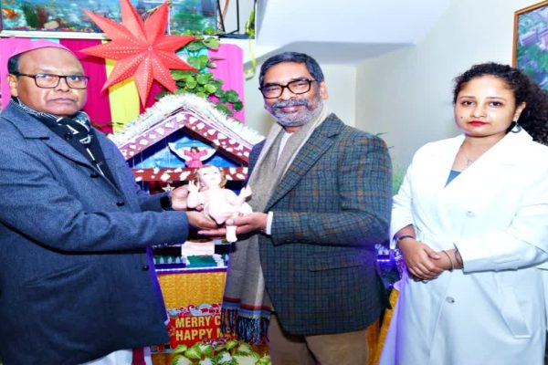पत्नी कल्पना सोरेन के साथ मुख्यमंत्री हेमंत सोरेन ने आर्च बिशप हाउस पहुंचकर केक काटा, क्रिसमस की दी शुभकामनाएं