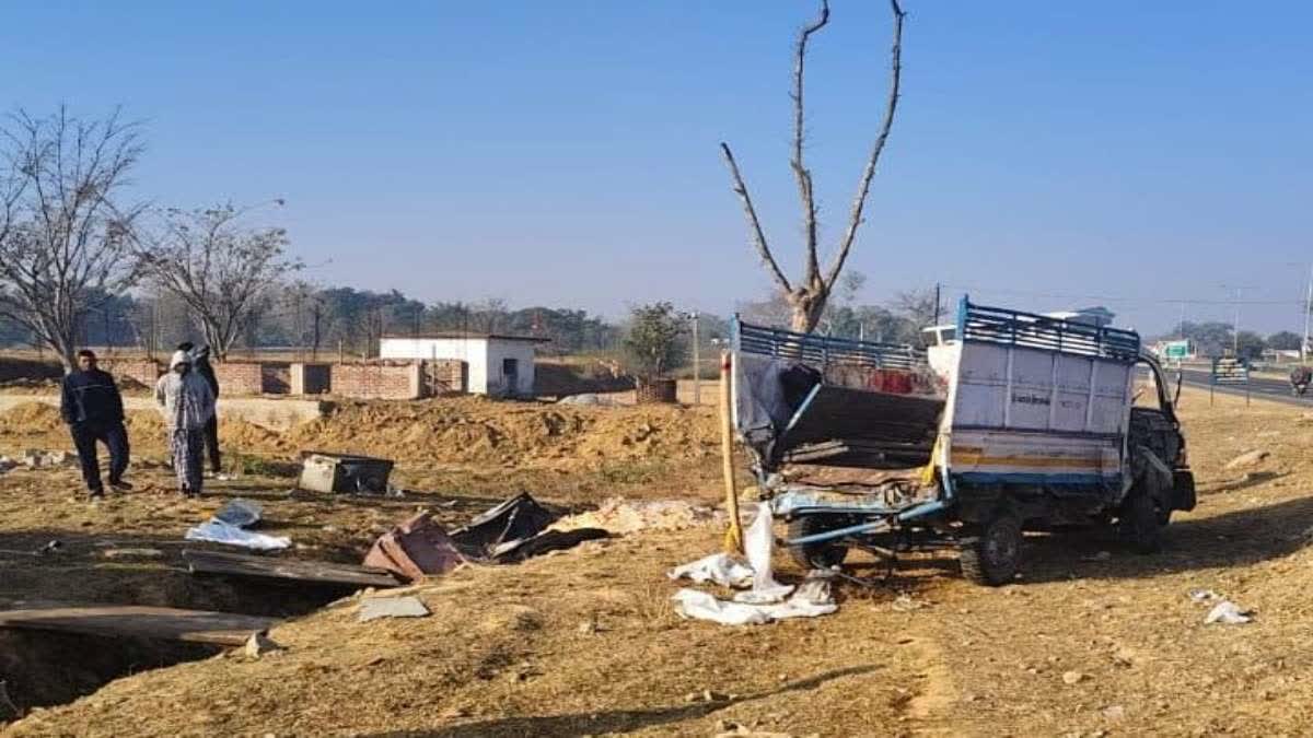 गुमला में भीषण सड़क हादसा, हाइवा की टक्कर से पिकअप सवार चार लोगों की मौके पर मौत