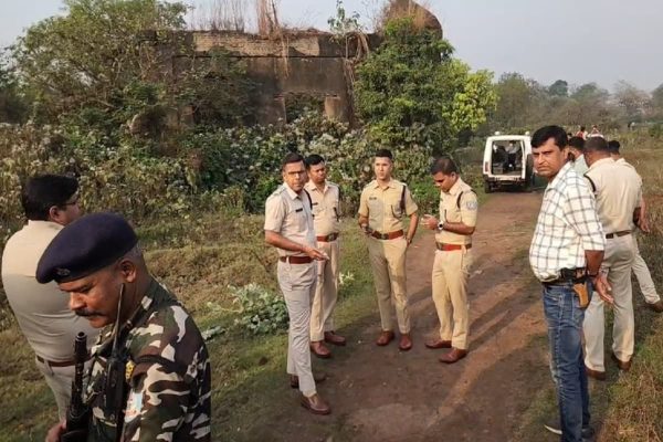 धनबाद में पुलिस–अपराधियों की मुठभेड़, तीन घायल; हथियार, बम और मोबाइल बरामद