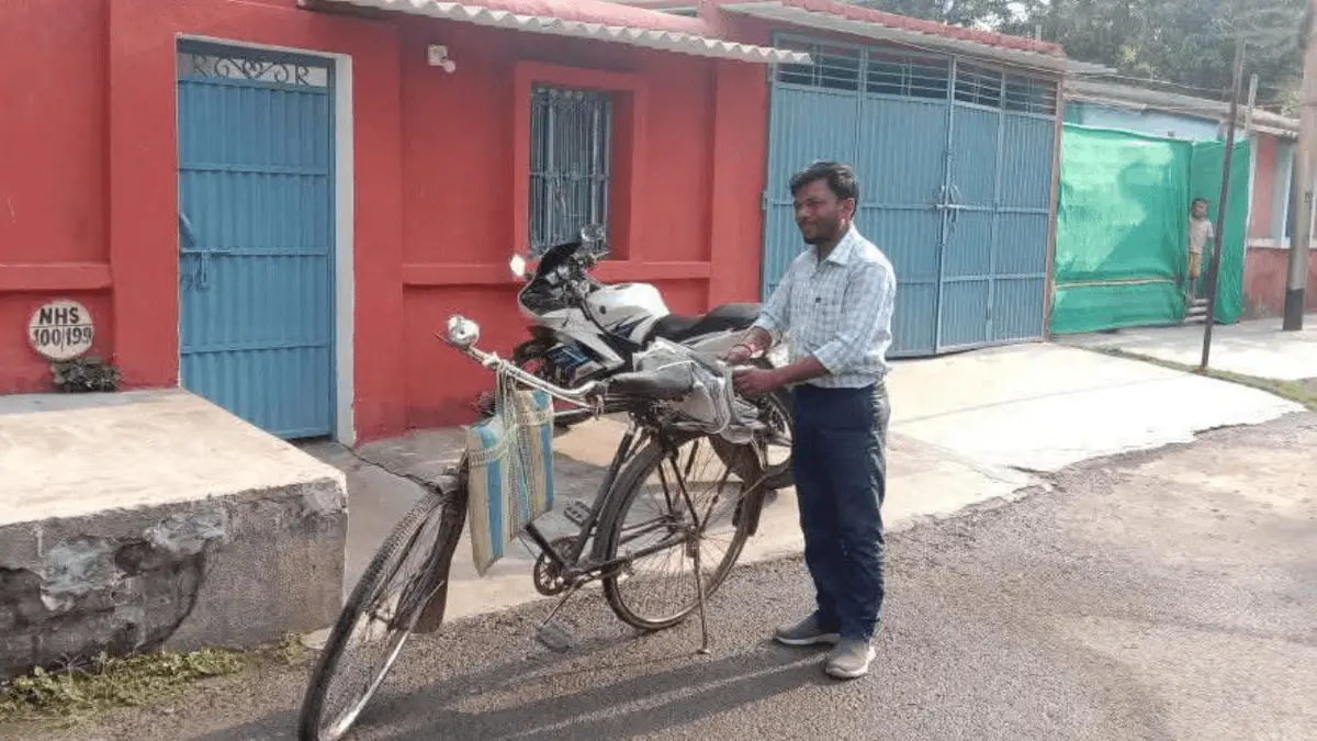 हार के बाद भी नहीं टूटा हौसला: गोड्डा के दुर्गा सोरेन आज भी साइकिल से बांट रहे अखबार